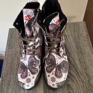 Brand new women’s 9 1/2 grozy butterfly boots beautiful perfect for Christmas